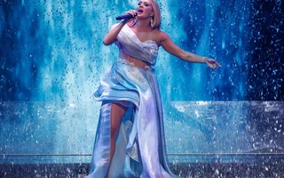 Carrie Underwood, the country music superstar known for her talent and resourcefulness, recently shared a wardrobe malfunction story from her Las Vegas residency, Reflection. In a conversation with PEOPLE for this week's issue, Underwood, who is now 40, r